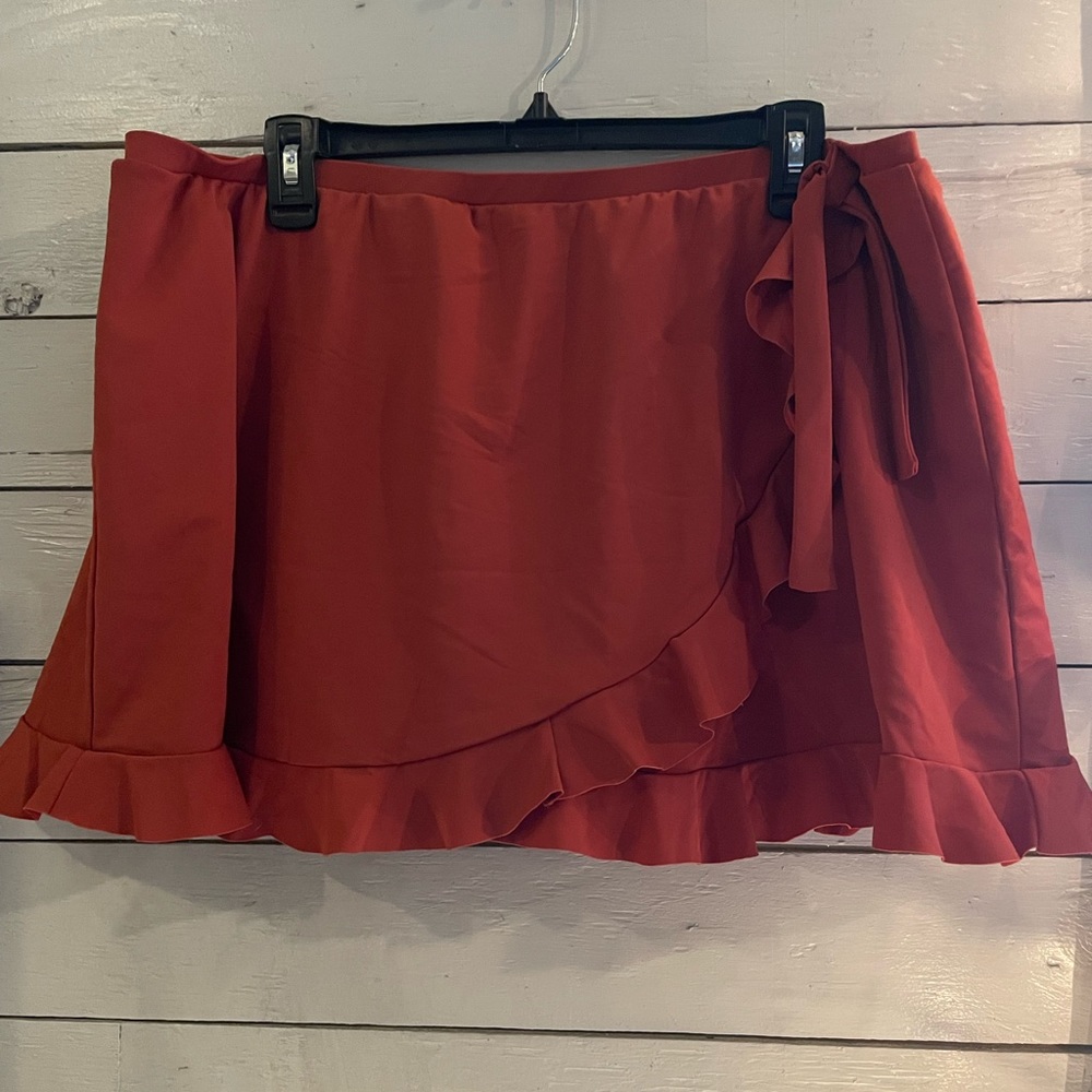 NWOT Ruffle Bottom Swim Skirt